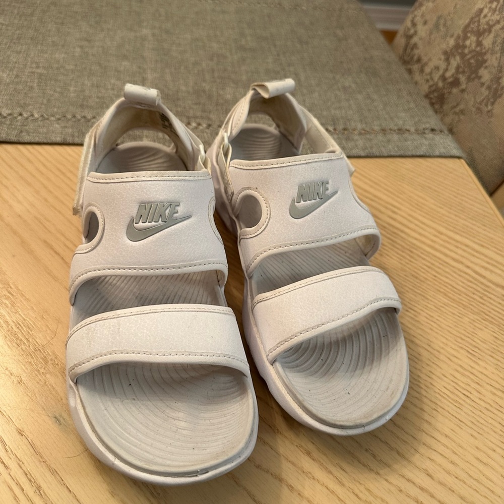 WHITE NIKE SANDALS